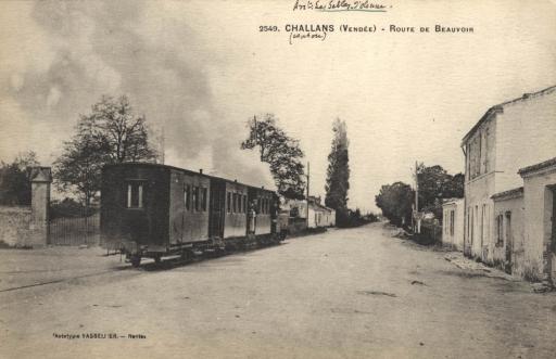 Sur la route entre Challans et Beauvoir, le petit tramway.